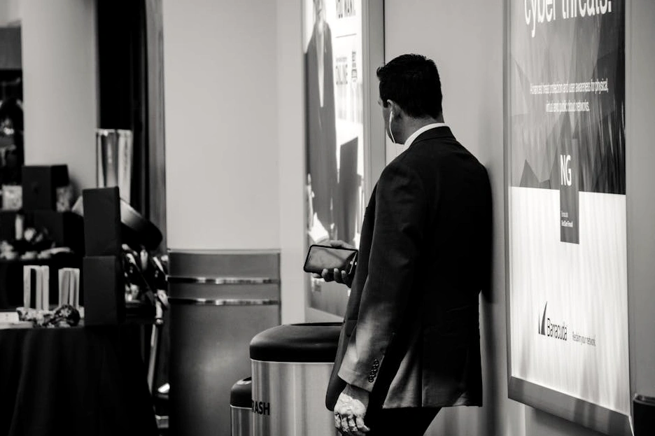 Profesor experto impartiendo una clase magistral a un grupo de ejecutivos atentos.